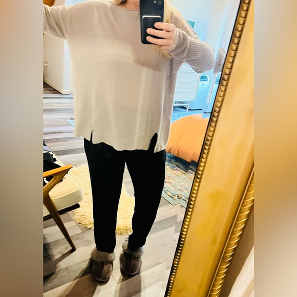 Subtle Luxury 100 % cashmere women’s long sleeve sweater color biscuit. - Picture 4 of 9